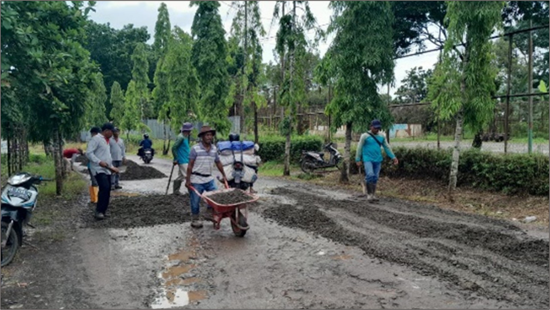 Peringatan Isra Mi’raj, PTPN IV Regional V Perbaiki Jalan Rusak Akses Menuju Wisata Religi di Kalimantan Selatan